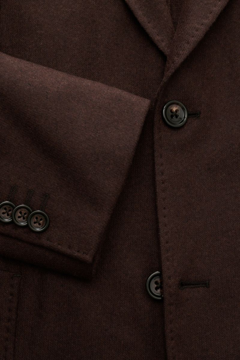 Close-up front view of the Windsor Cashmere jacket 'Giro' dark brown showing soft cashmere knit, two-button style, step lapel, and cuff buttons.

Stylish business essential: This cashmere smart-casual jacket by WINDSOR is a versatile piece for sophisti