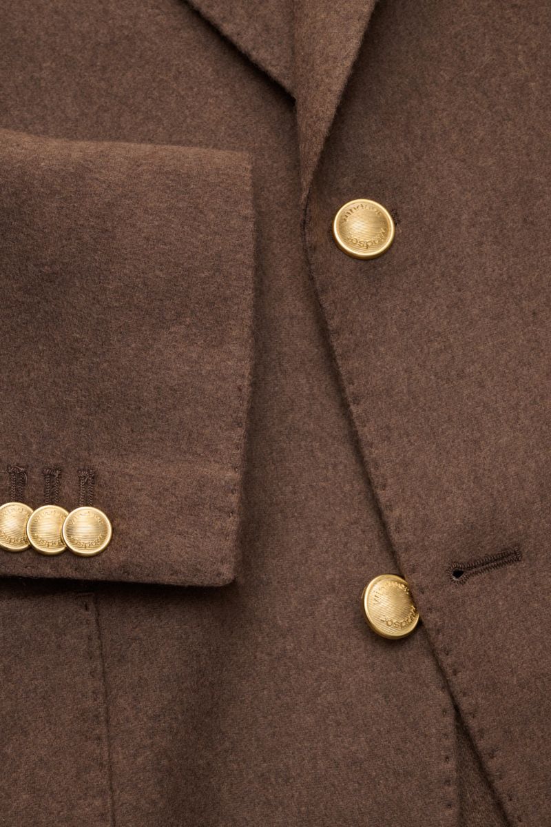 Close-up front view of the Windsor Cashmere Sakko 'Giorno' graubraun showing soft elastic cashmere fabric, gold metal buttons, and tailored two-button style with slim fit. Luxuriöse Leichtigkeit für den Business-Alltag: Das Cashmere Sakko von WINDSOR vere