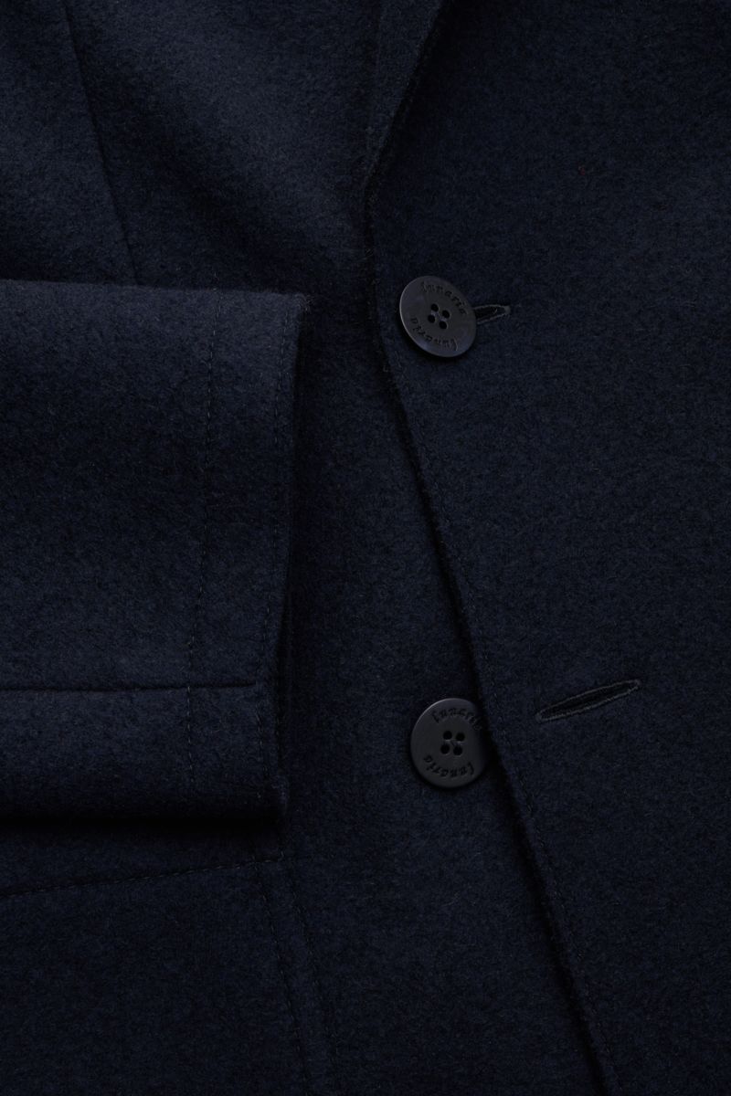 Lunaria Cashmere Cashmere Sakko navy in Slim Fit, ungefüttert mit offener Kantenverarbeitung, zweireihig, aus weichem, gefilztem reinem Cashmere, Detailaufnahme von Knöpfen und Ärmel.