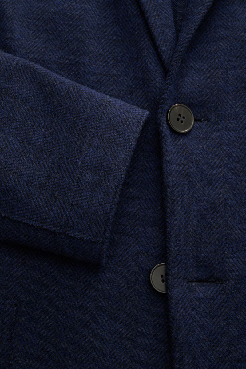 Harris Wharf London Sakko dunkelblau gemustert mit Fischgratmuster, Slim Fit, Zwei-Knopf-Stil, fallendem Revers, Detailaufnahme von Ärmel und Knöpfen.