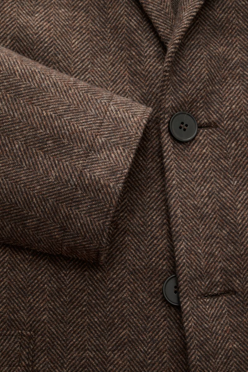 Harris Wharf London Sakko braun gemustert, Detailansicht von vorne mit Fischgratmuster, zwei Knöpfen, fallendem Revers, Brust- und Hüfttaschen, Slim Fit, Materialmix mit Stretch.