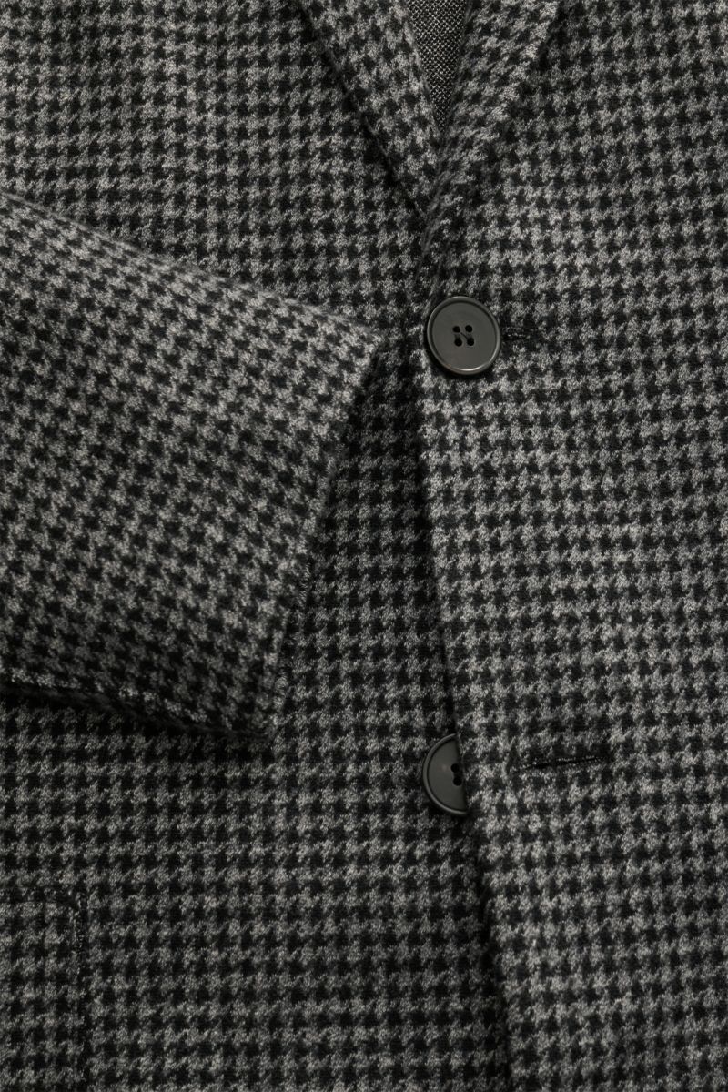 Harris Wharf London Jersey-Sakko grau/schwarz gemustert, Slim Fit, Unconstructed-Design, Hahnentrittmuster, zwei Knöpfe, Brust- und Hüfttaschen, Detailansicht von vorne.