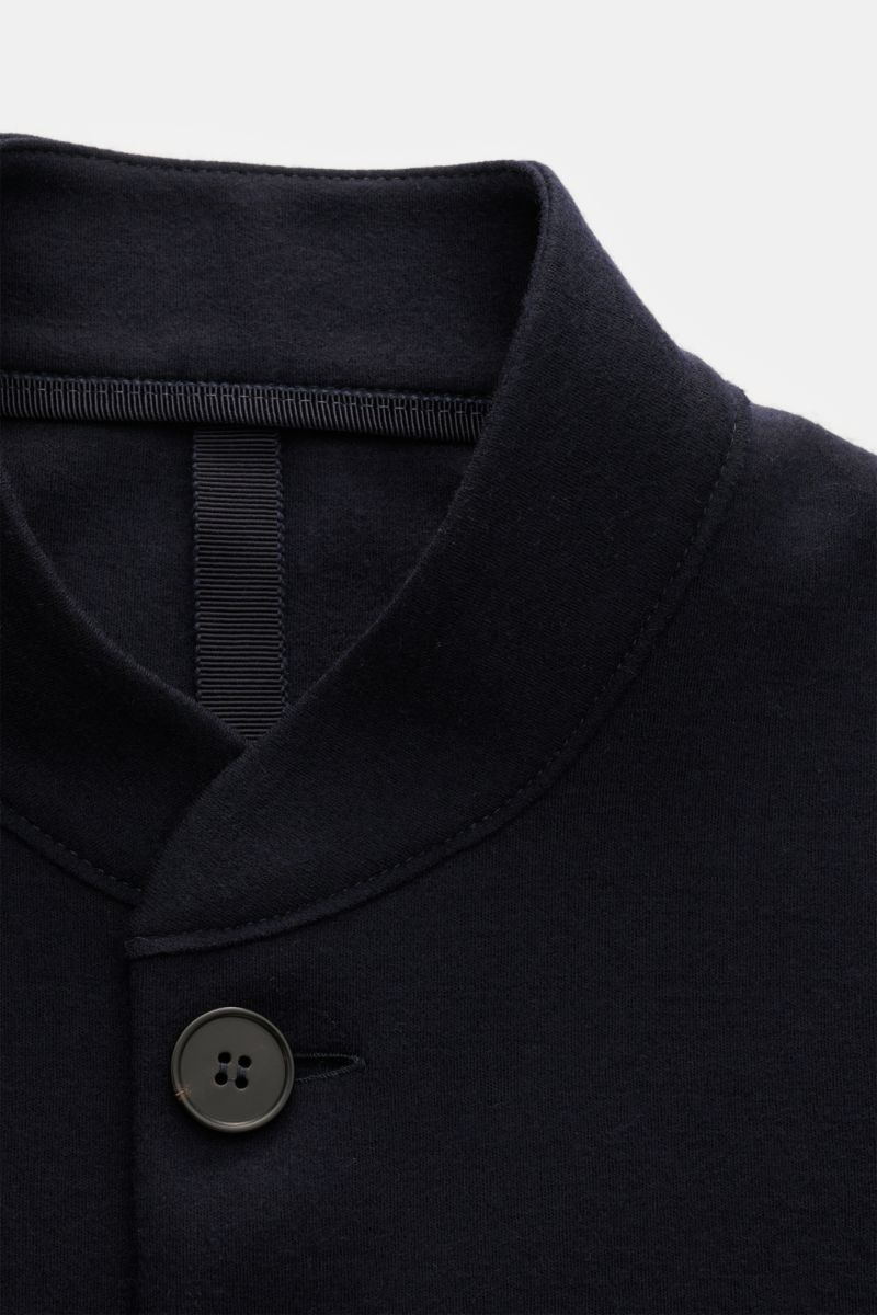 Nahaufnahme von Stehkragen und Knopfleiste des Harris Wharf London Jersey-Sakko navy aus leichter, weicher Schurwolle, Slim Fit, ungefüttert.