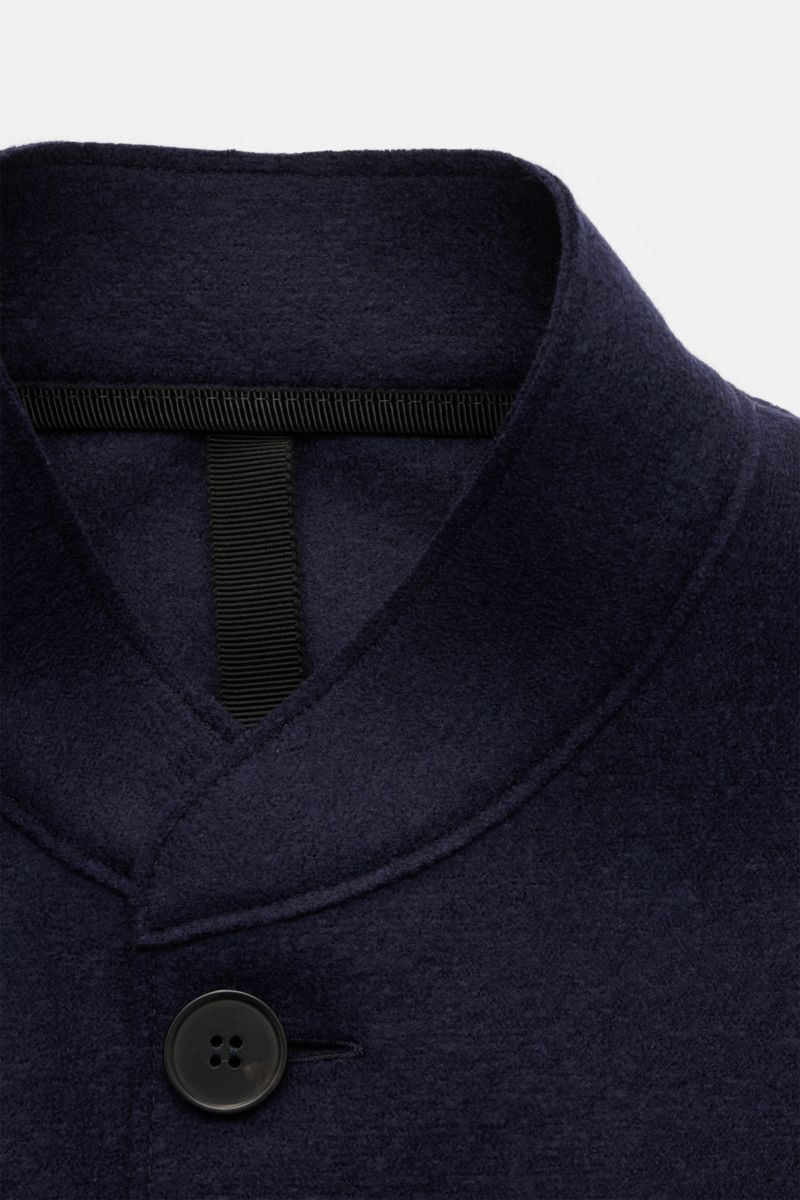 Harris Wharf London Sakko navy in Nahaufnahme von oben, Slim Fit, Stehkragen, Vier-Knopf-Stil, ungefütterte gefilzte Schurwolle.