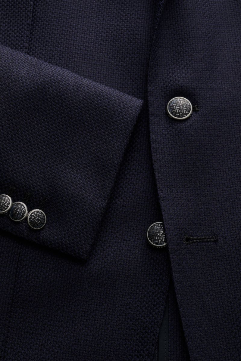 Nahaufnahme des Tagliatore Blazer 'Monte Carlo' navy im Slim Fit mit leichter Panama-Wollstruktur, zwei Knöpfen, Kissing Buttons und Seitenschlitzen aus Unconstructed Design.