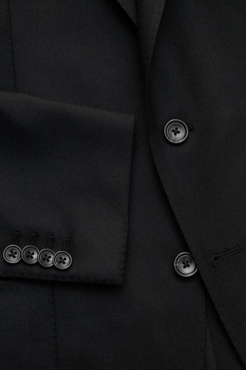 Tagliatore Sakko 'Monte Carlo' schwarz in Unconstructed-Verarbeitung aus elastischem Woll-Cashmere-Twill, Slim Fit, Two-Button-Stil, Nahaufnahme von Ärmel und Knöpfen.