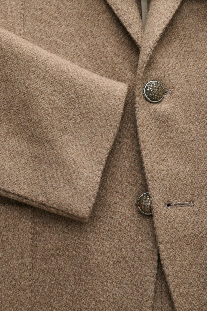 Nahaufnahme des Tagliatore Sakkos 'Monte Carlo' beige mit Unconstructed-Design, Wollmaterial, zwei Knöpfen, fallendem Revers und weichem Griff.