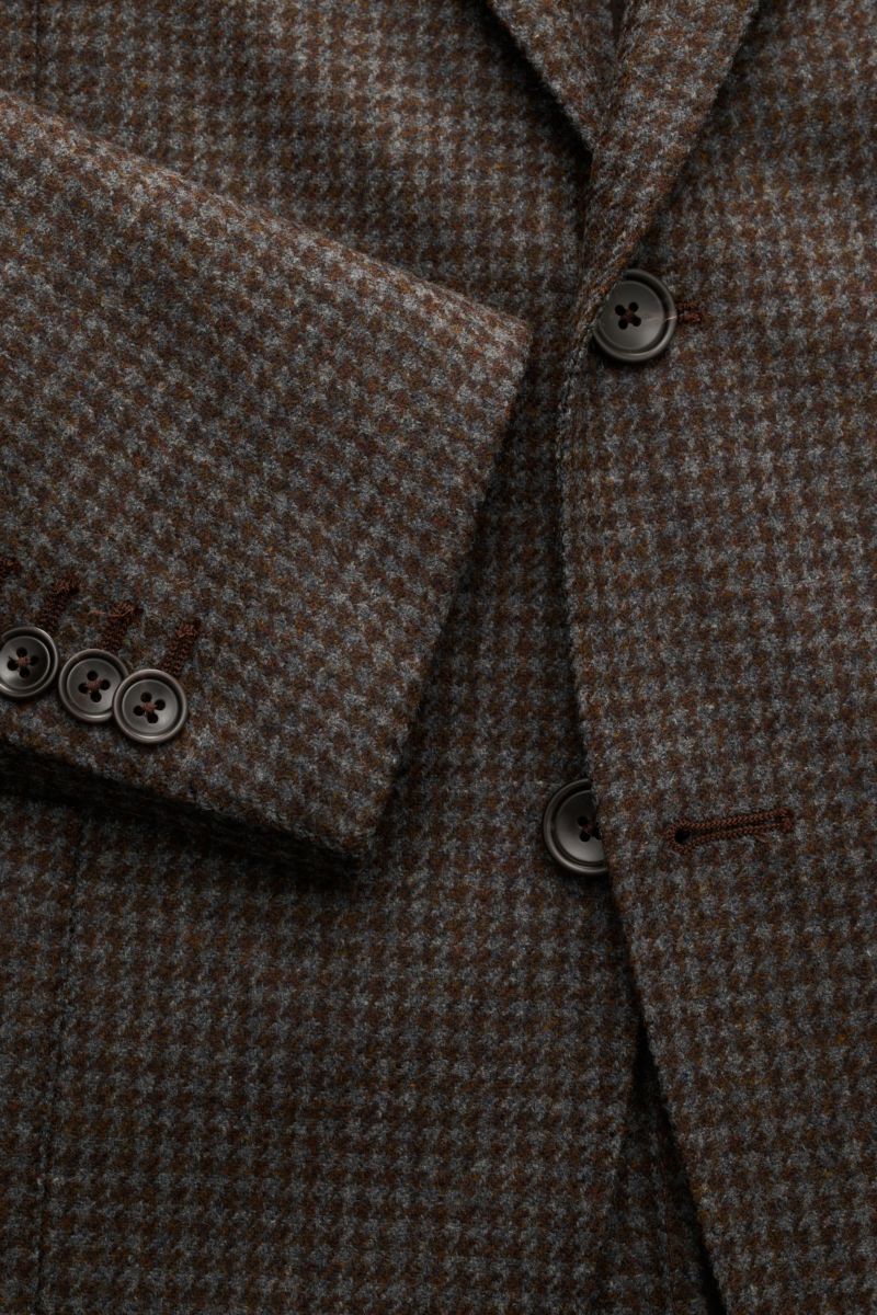 Tagliatore Sakko 'Monte Carlo' braun/graublau kariert, Unconstructed-Verarbeitung aus Super 110'S Wolle, Slim Fit, nahaufnahme von Ärmel und Knöpfen.