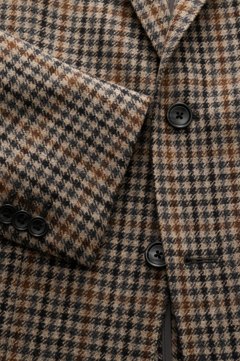 Nahaufnahme des Tagliatore Blazers beige/schwarz/braun kariert mit Unconstructed-Verarbeitung aus reiner Wolle und Slim Fit, frontal fotografiert.