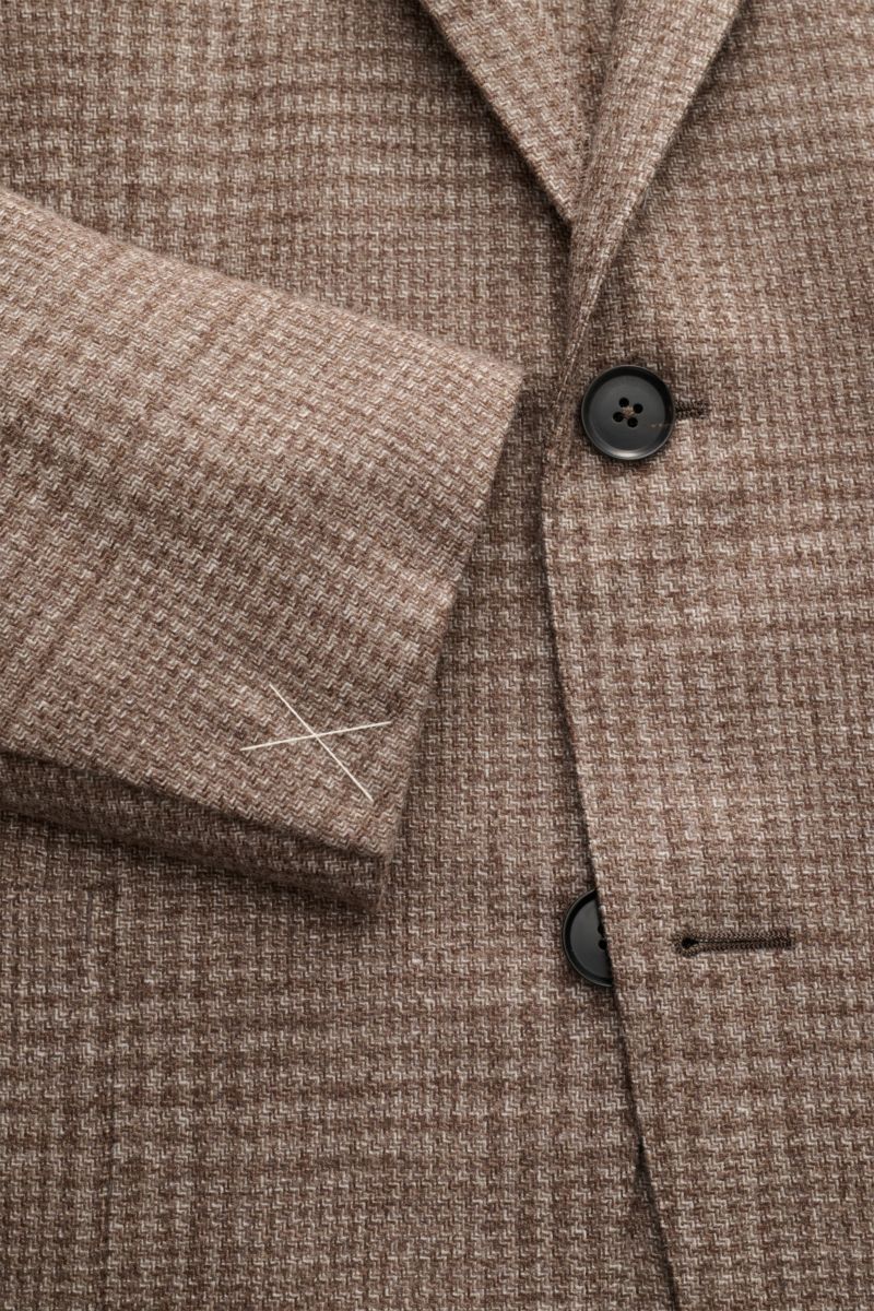 Zegna Sakko graubraun kariert aus Wolle-Cashmere mit Webstruktur, Slim Fit, tailliert, Zwei-Knopf, fallendes Revers, Detailansicht von vorne.