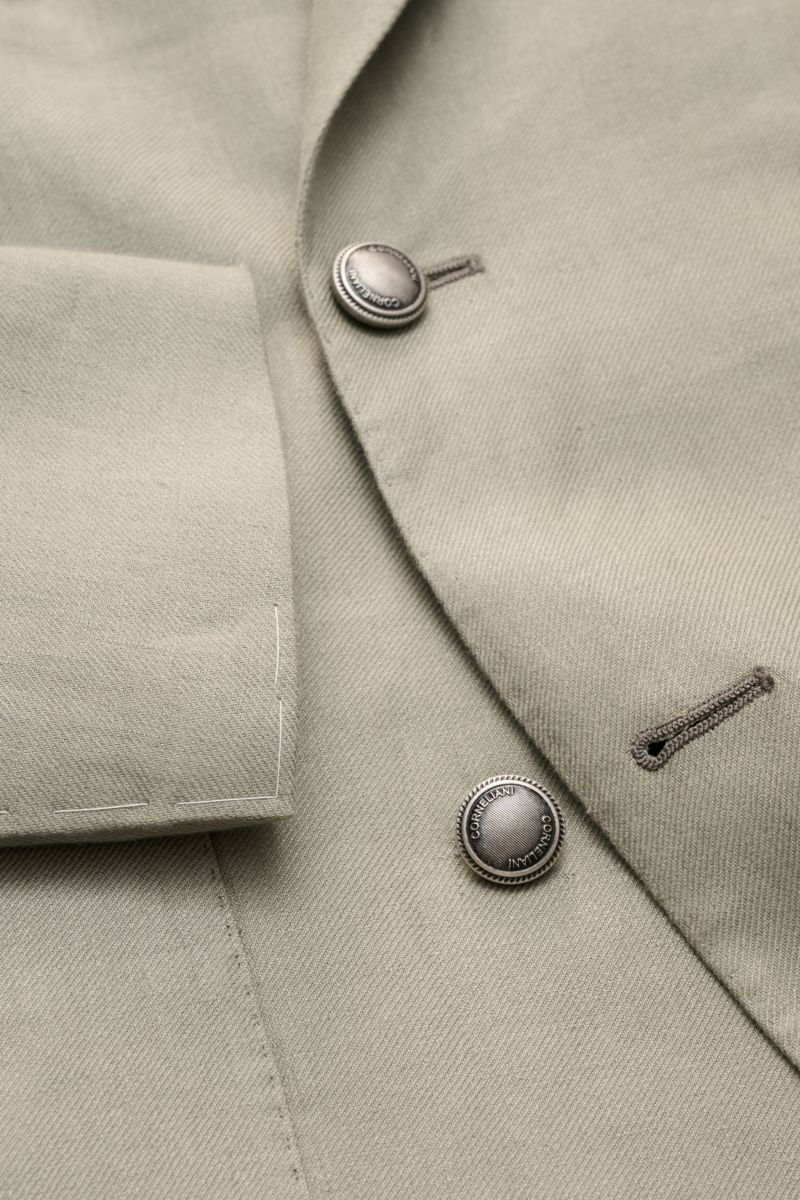 Corneliani Leinensakko salbei in Slim Fit, zweireihig, weiches Leinen mit feiner Webstruktur, Detailaufnahme von Knöpfen und Ärmel.