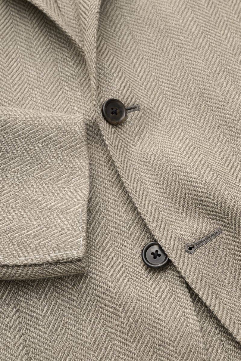 Close-up front angle of Corneliani Sakko taupe gemustert showing tone-on-tone herringbone pattern, buttons, and lapel. 

Description: Stilvoll durch die neue Saison: mit optimalem Fit aus italienischer Meisterhand von CORNELIANI wurde dieses Sakko aus 