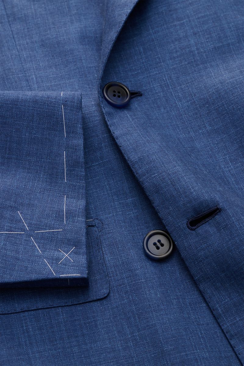Brioni Sakko 'New Plume' graublau meliert, Slim Fit, zweireihig mit Spitzrevers, sichtbare Nahtdetails, aus Seide-Cashmere-Leinen-Mix, Detailansicht.