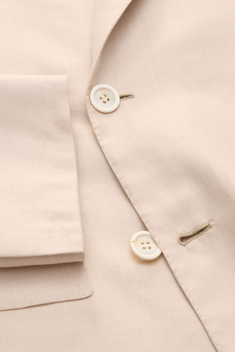 Brioni Sakko 'New Plume' sand meliert, Slim Fit, leichter Seiden-Cashmere-Mix, Detailaufnahme von Knöpfen, Ärmeln und Revers frontseitig.