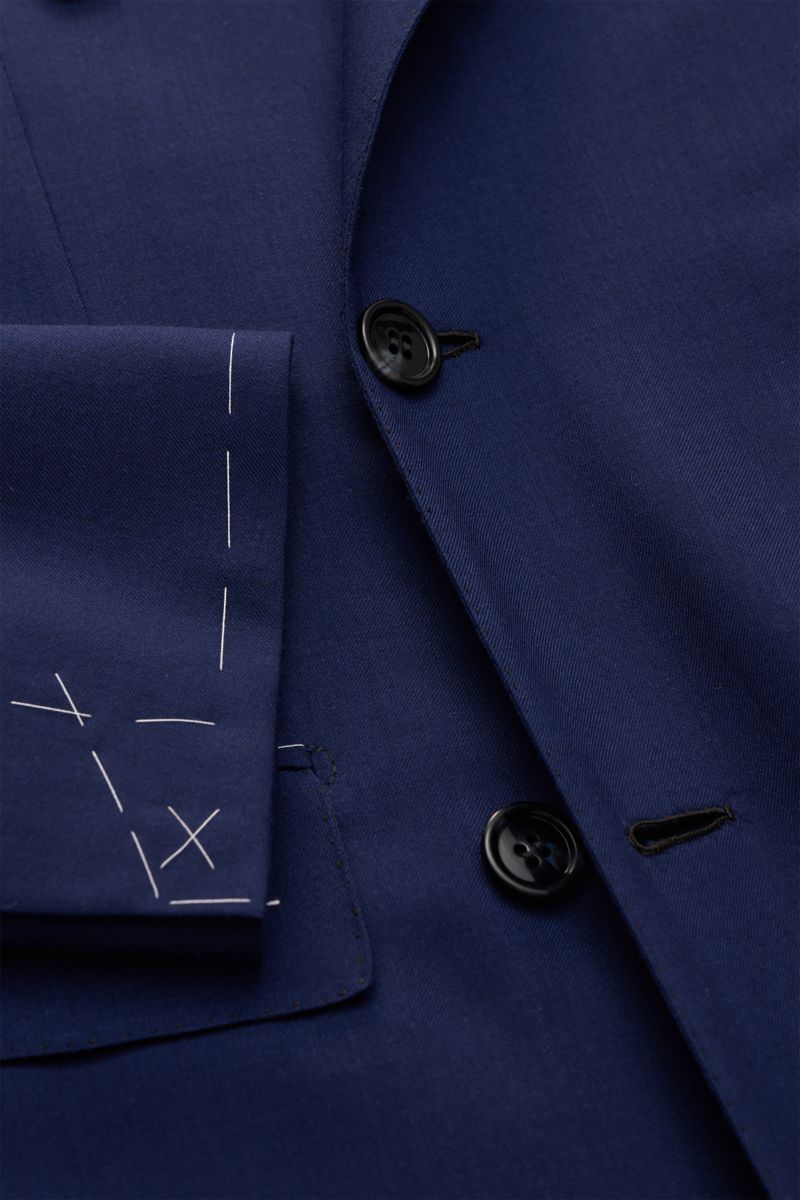 Brioni Sakko 'New Plume' dunkelblau meliert, Detailansicht von vorne oben, zweireihig, reiner Cashmere, Slim Fit, Spitzrevers, weicher Griff.