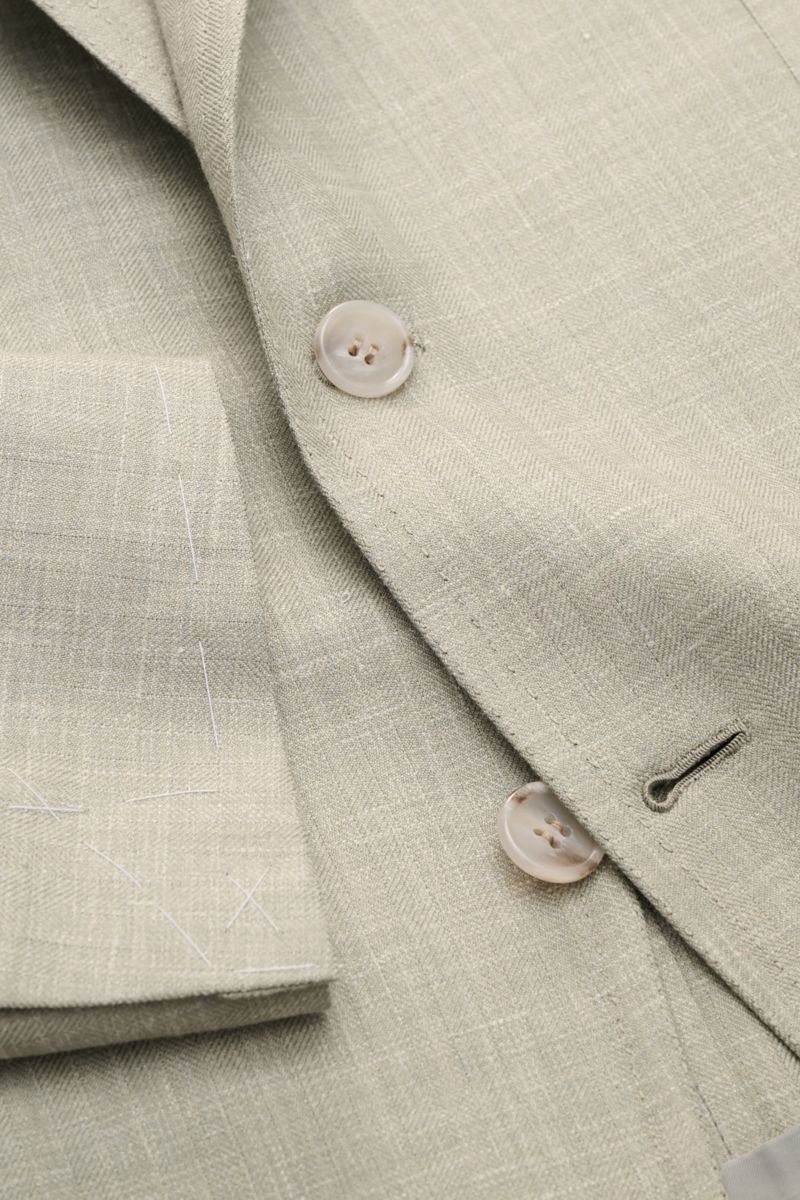 Close-up front angled view of Brioni Smart-casual jacket 'Amalfi' sage mottled, showcasing buttons, texture, and fabric details.

Description:  
A confident choice for stylish looks: The exquisite wool-silk blend in a fine mottled appearance gives the 