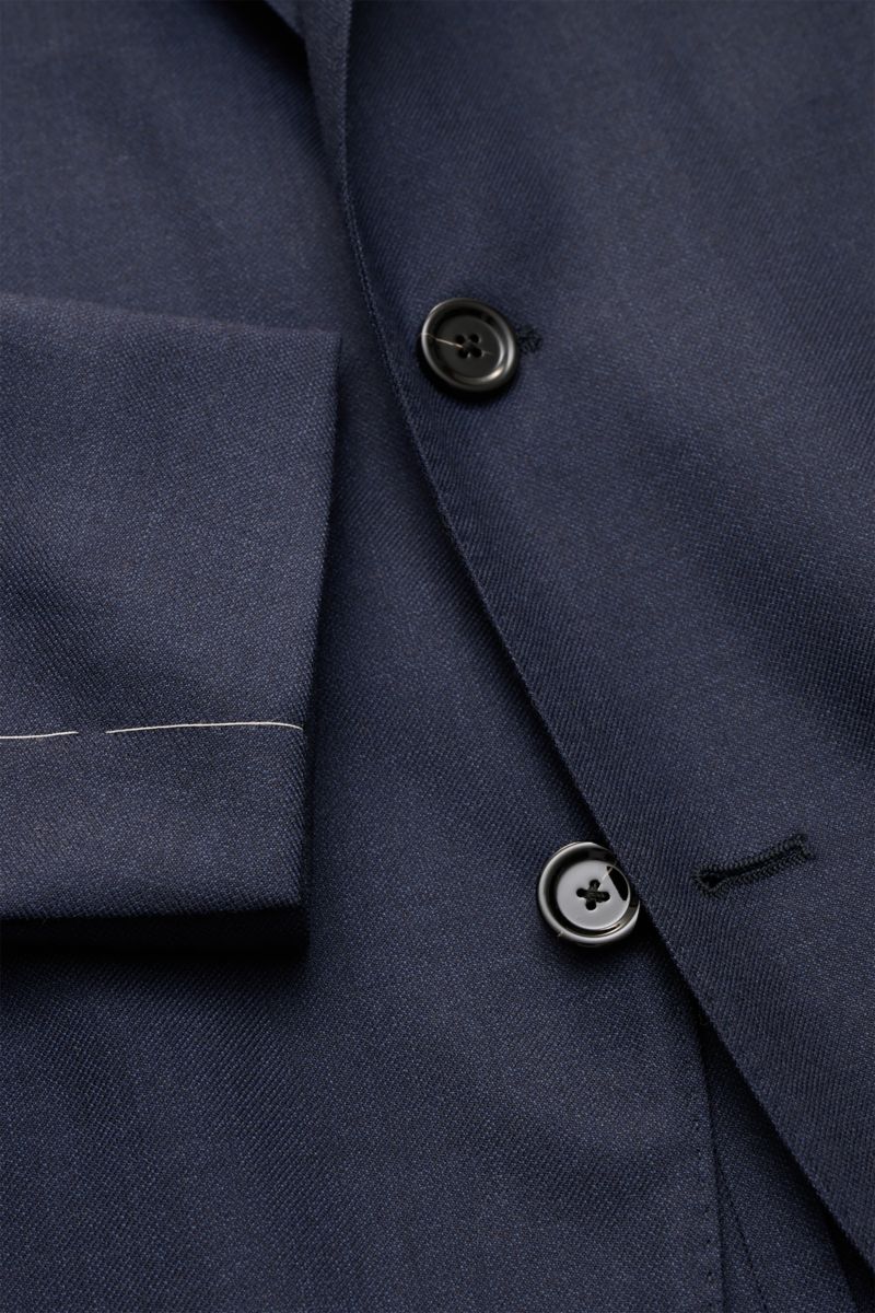 Nahaufnahme von Lardini Cashmere Sakko navy, zeigt Slim Fit, zwei Knöpfe, weichen Griff und unfertige Ärmelabschlüsse.