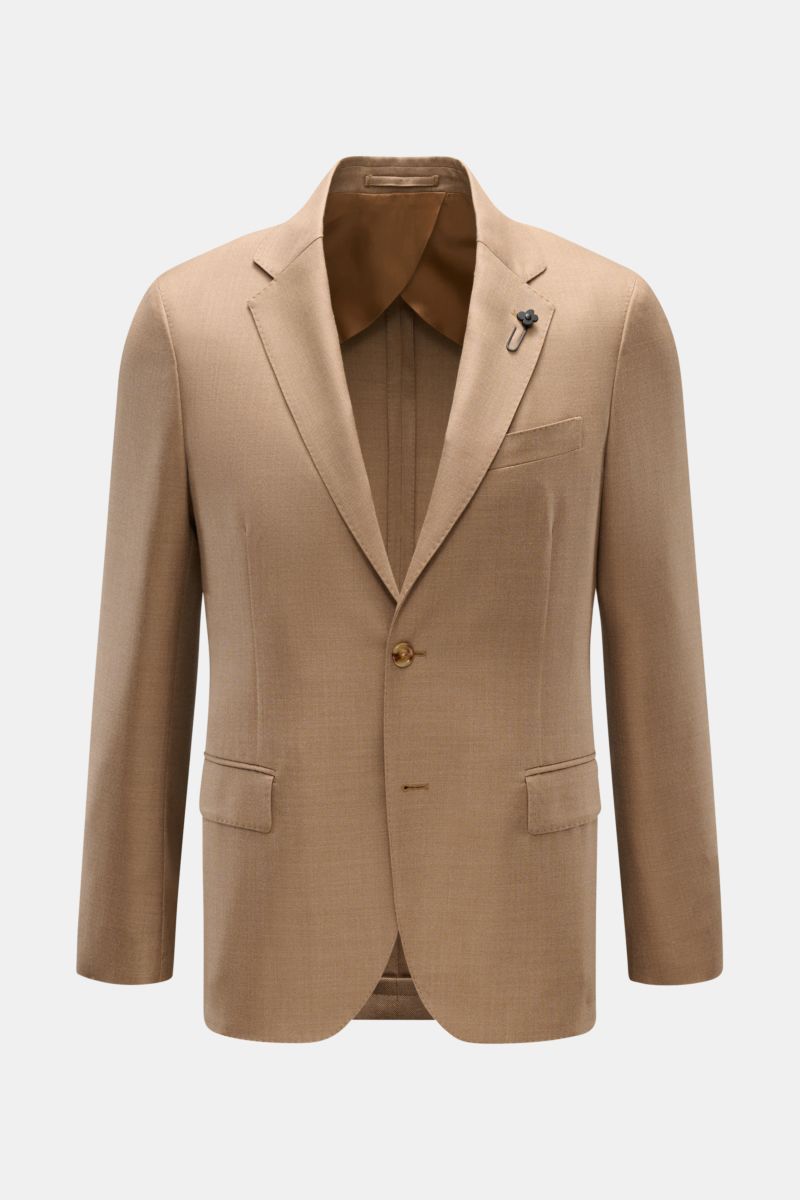 Lardini Cashmere Sakko hellbraun, frontal fotografiert, Slim Fit, reiner Cashmere, fallendes Revers mit Blüten-Anstecker, zwei Knöpfe, Brust- und Hüfttaschen, unconstructed Design.
