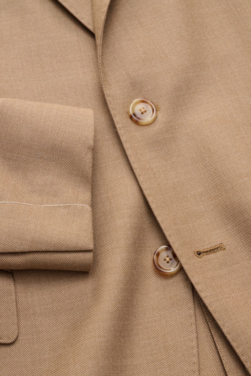 Lardini Cashmere Sakko hellbraun in Slim Fit, Detailaufnahme von vorne, reiner Cashmere, weicher Griff, fallendes Revers, zwei Knöpfe, Brust- und Hüfttaschen, unstrukturierter Stil.