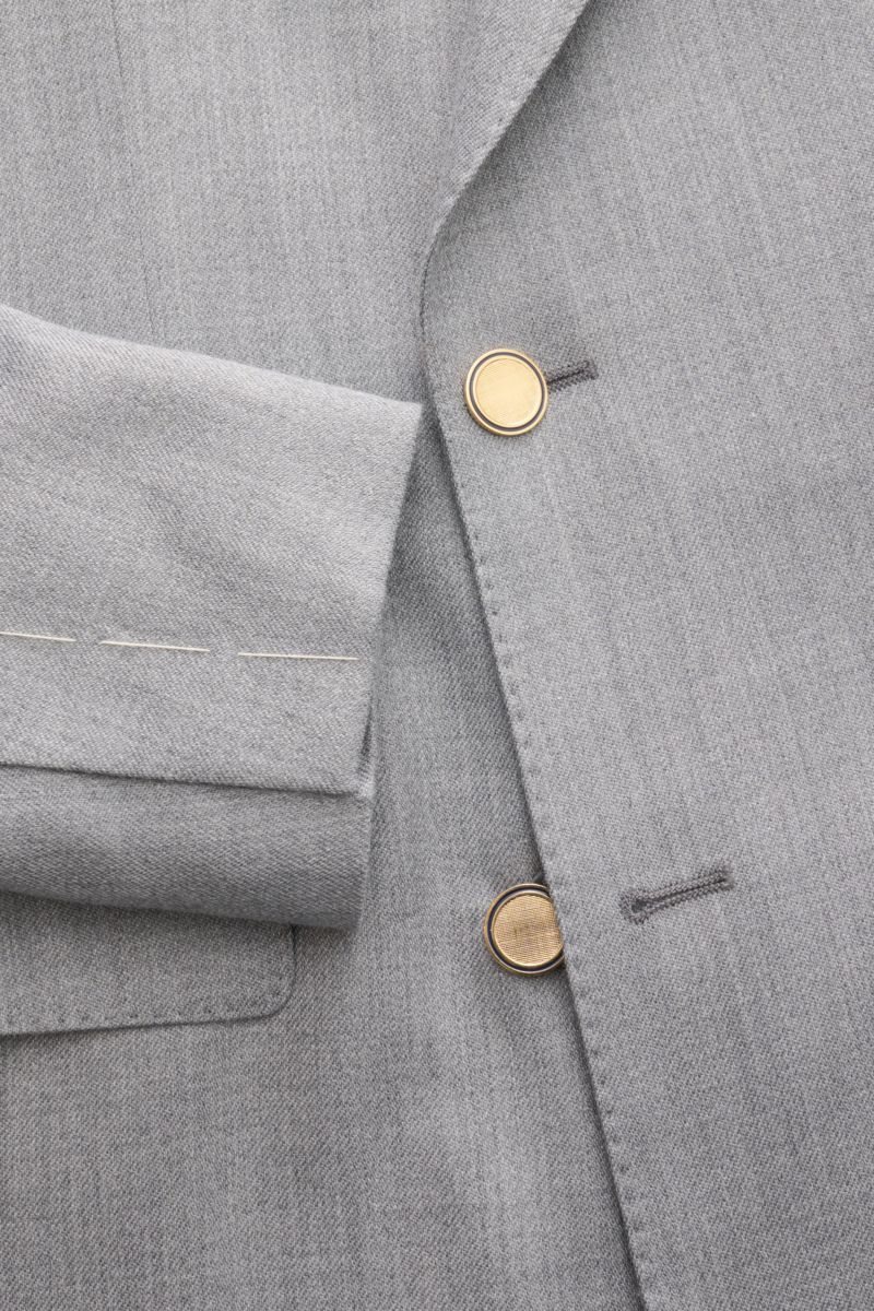 Nahaufnahme des Lardini Sakko grau meliert von oben, zeigt zweireihiges Drei-Knopf-Design, Blüten-Anstecker, Woll-Seide-Mix, Slim Fit und unfertige Ärmelabschlüsse.