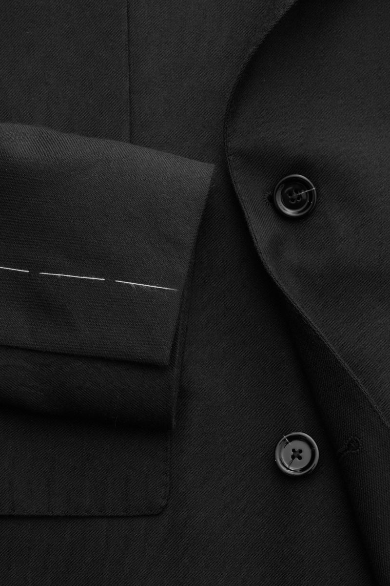 Lardini Sakko dark navy, Nahaufnahme von Ärmel und Knöpfen, zweireihig, Slim Fit, aus Cashmere, Wolle, Seide, Blüten-Anstecker am Revers.