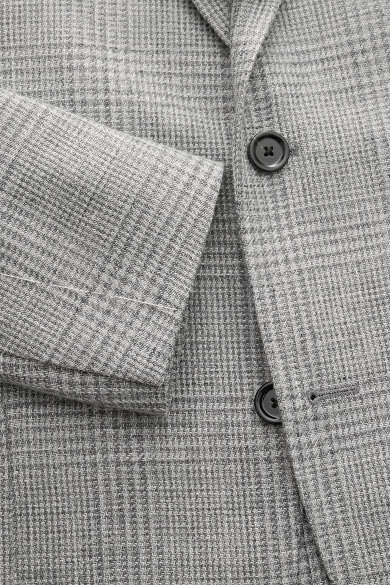 Nahaufnahme von Lardini Sakko grau/hellgrau kariert mit Webstruktur, zwei schwarzen Knöpfen und tailliertem Slim Fit, frontal fotografiert.