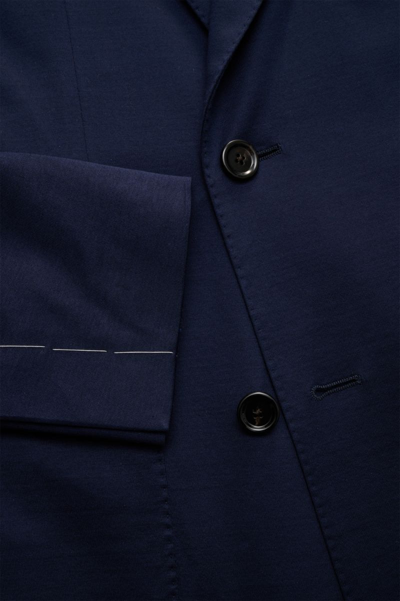 Lardini Jersey-Sakko navy aus Baumwoll-Jersey, zweireihig, Slim Fit, Detailaufnahme von Knöpfen, Revers mit Blüten-Anstecker, Ärmel unvollendet.