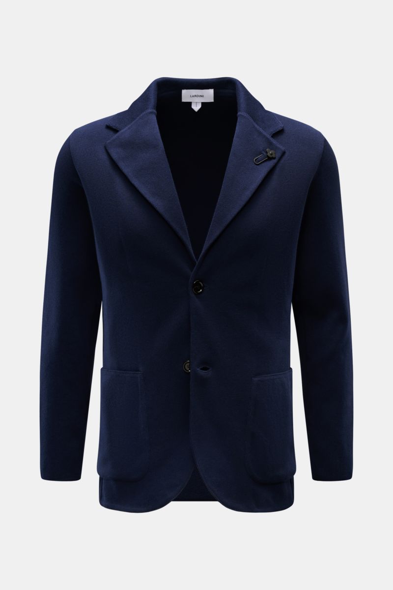 Lardini Strickblazer navy, Slim Fit, aus reiner Baumwolle mit feinem Strickbild, fallendem Revers und Blüten-Anstecker, frontale Ansicht.