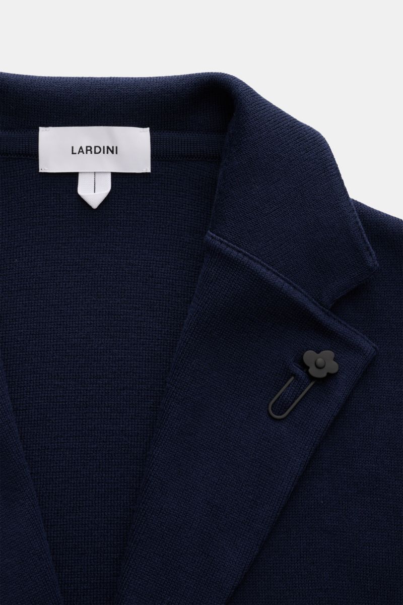 Lardini Strickblazer navy aus reiner Baumwolle, feines Strickbild, Slim Fit, tailliert mit fallendem Revers und Blüten-Anstecker, Detailansicht oben.