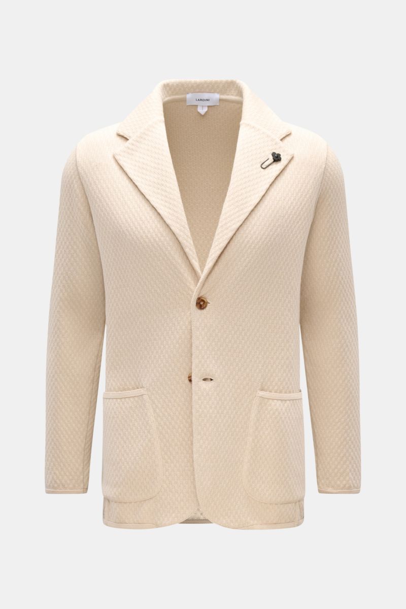 Lardini Strickblazer beige, frontale Nahaufnahme, Slim Fit, reine Baumwolle, markantes Strickmuster, zwei Knöpfe, Blütenpin, Hüfttaschen, Seitenschlitze.