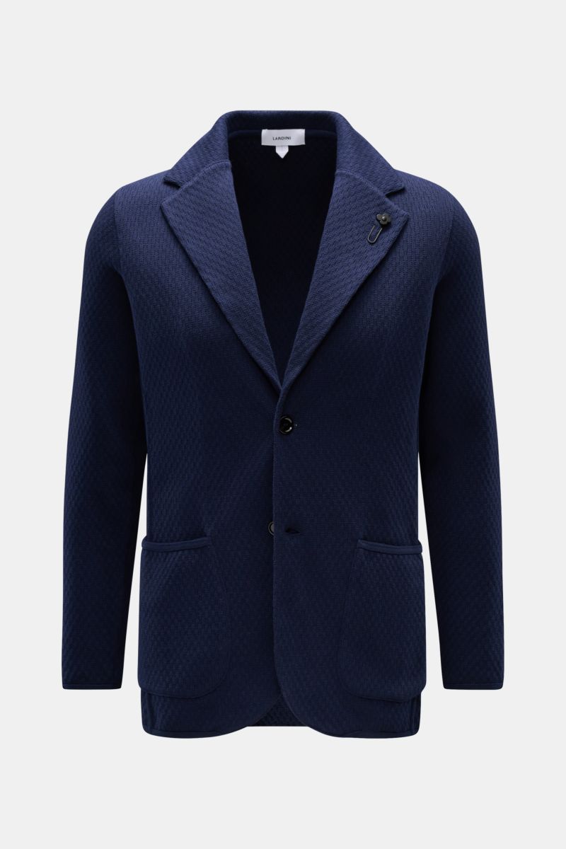 Lardini Strickblazer navy, frontal fotografiert, Slim Fit, reine Baumwolle, markantes Strickmuster, Two-Button-Stil, fallendes Revers mit Blütenpin, aufgesetzte Taschen.