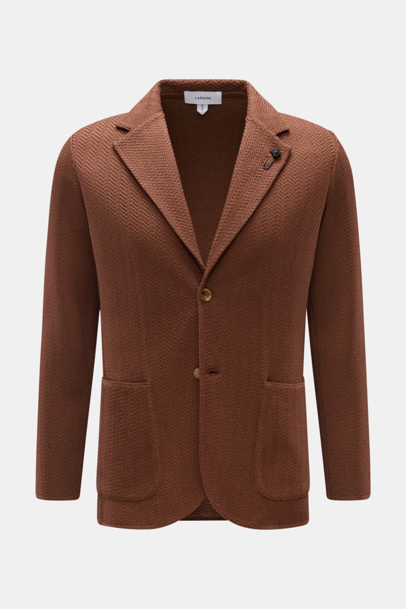 Lardini Strickblazer braun, frontale Nahaufnahme, ungefüttert, Fischgratmuster, Slim Fit, Zwei-Knopf-Stil, aufgesetzte Taschen, fallendes Revers mit Blütenpin.