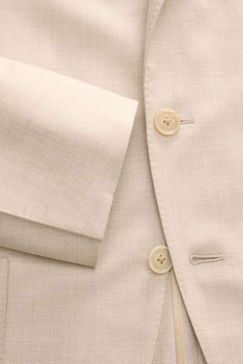 Belvest Cashmere Sakko beige in Slim Fit, Nahaufnahme von Revers, Knöpfen und Ärmel, edler Cashmere-Seidenmix, weicher Griff, tailliert.