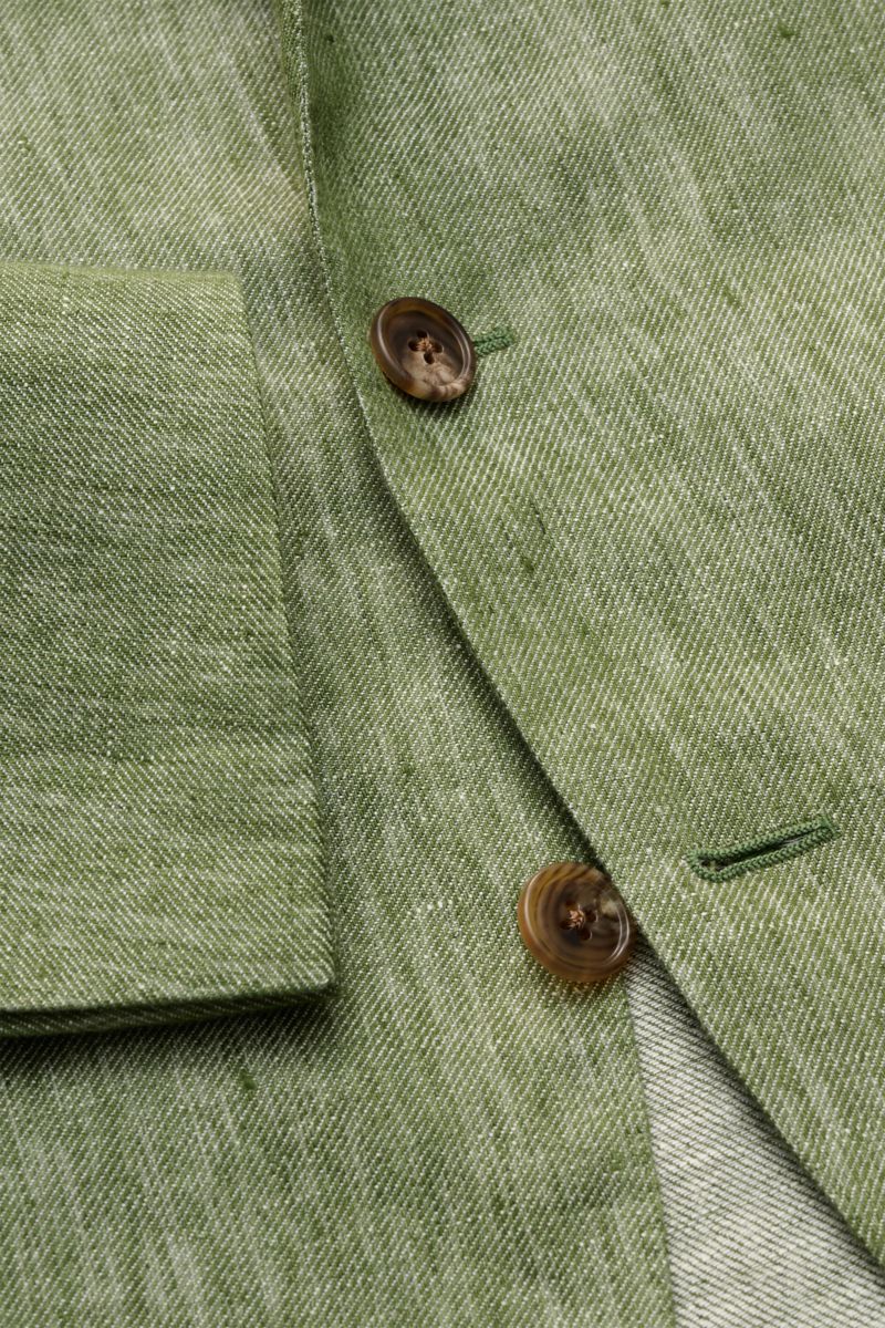 Belvest Leinensakko grün meliert in Nahaufnahme von vorne; Unconstructed-Sakko aus reinem Leinen mit melierter Optik, weichem Griff, Slim Fit, tailliertem Drei-Knopf-Stil, fallendem Revers, Brust- und aufgesetzten Hüfttaschen, unfertigen Ärmelabschlüssen,