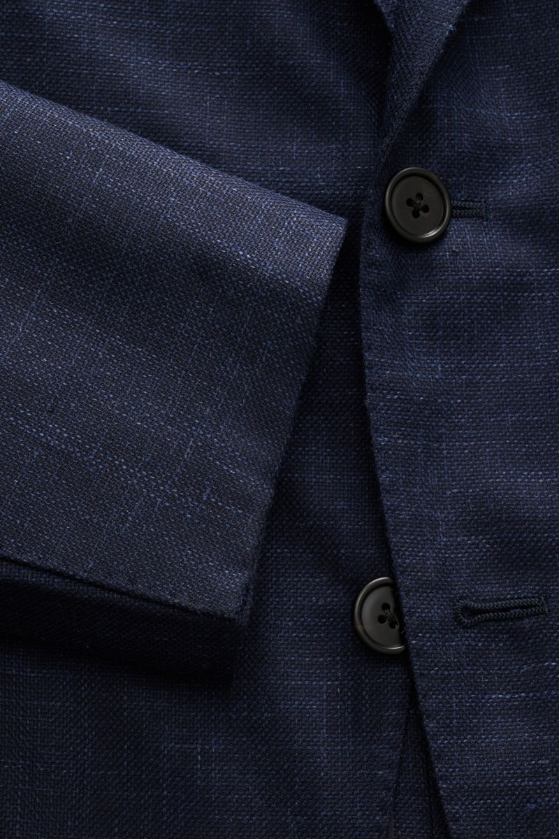 Belvest Sakko navy meliert in Nahaufnahme, taillierter Drei-Knopf-Stil, weiches Material aus Wolle, Leinen, Seide, Detail Knopf und Ärmel.