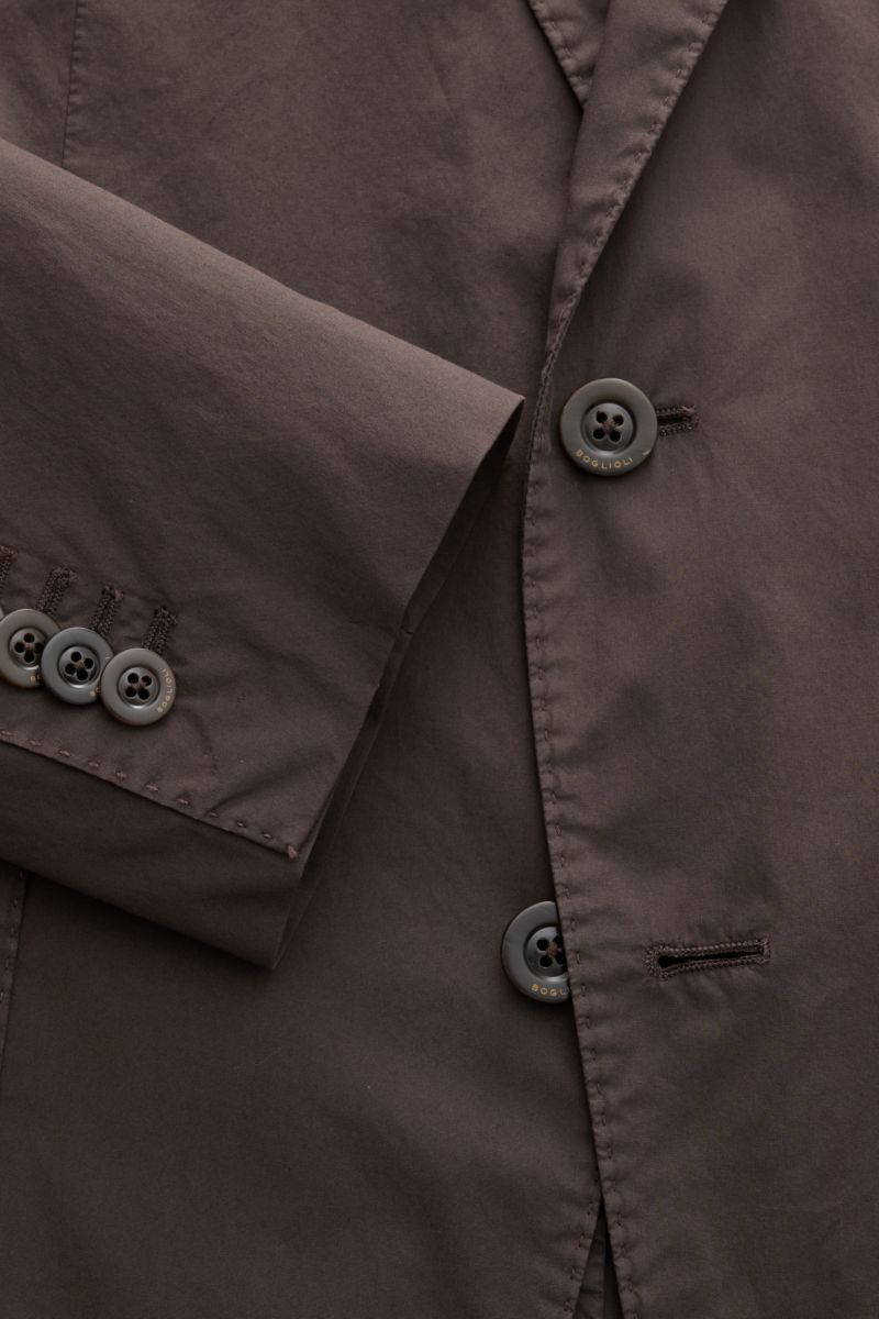 Boglioli Sakko 'K. Jacket' dunkelbraun, Nahaufnahme von Ärmel und Knöpfen, leichtes Baumwollgewebe, Slim Fit, Unconstructed Design mit Kissing Buttons.