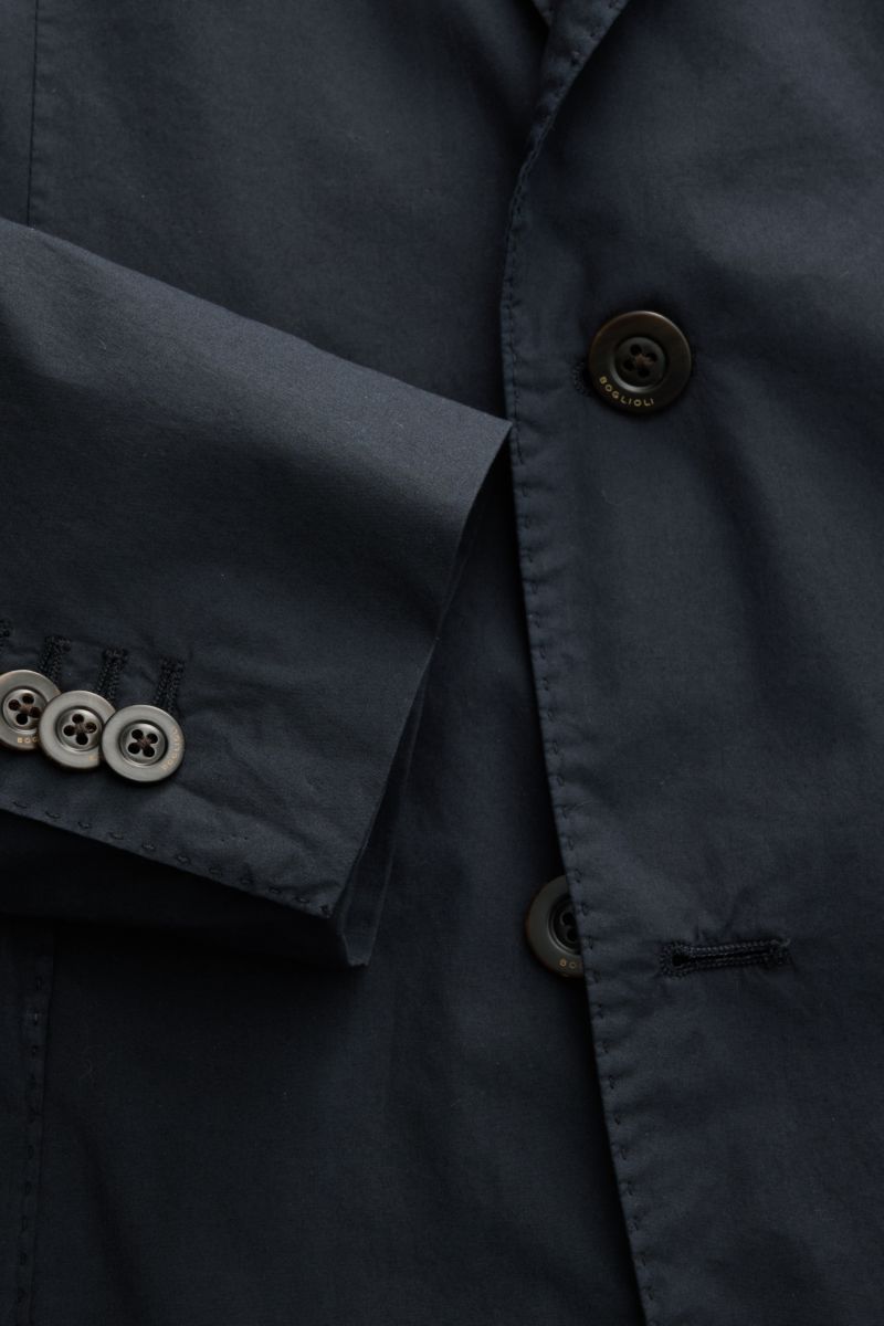 Boglioli Sakko 'K. Jacket' navy im Detail von oben fotografiert, leichtes Baumwollstoff mit Stretch, Slim Fit, zwei Knöpfe, Kissing Buttons.