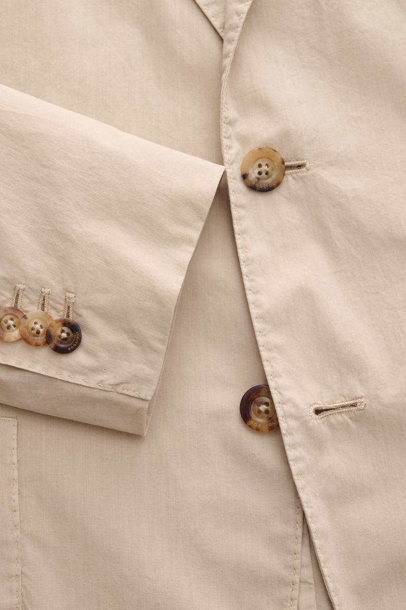 Boglioli Sakko 'K. Jacket' beige aus leichter Baumwolle mit Stretch, Slim Fit, Zwei-Knopf-Stil, fallendem Revers, Nahaufnahme von Knöpfen und Ärmel.