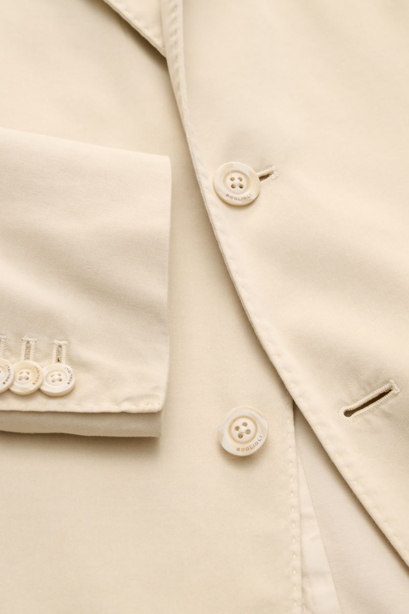 Nahaufnahme des Boglioli Sakko 'K. Jacket' sand in Slim Fit mit Unconstructed Design, soften Baumwolle-Lyocell-Mix, Kissing Buttons und fallendem Revers.