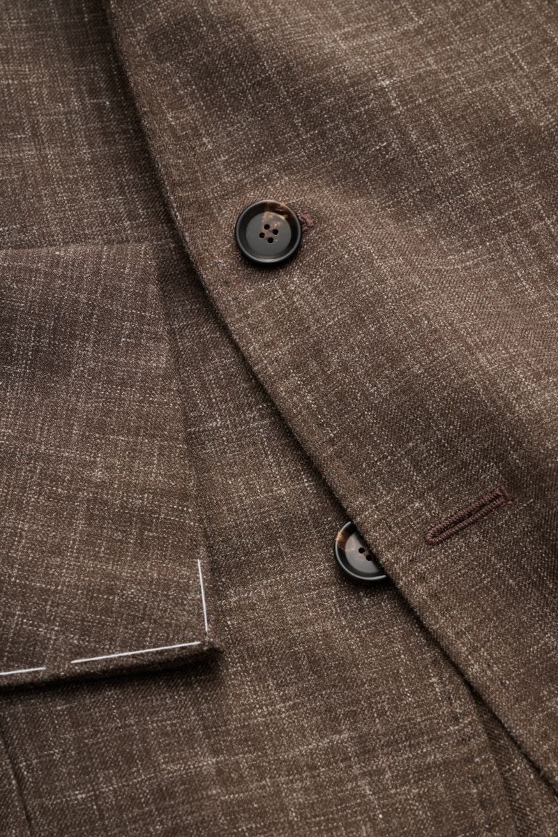 Close-up front angle of Stile Latino smart-casual jacket 'Vincenzo' dark brown mottled showing button and fabric texture.

The classic smart-casual jacket 'Vincenzo' by STILE LATINO has bags of Italian character: effortlessly create charismatic office 