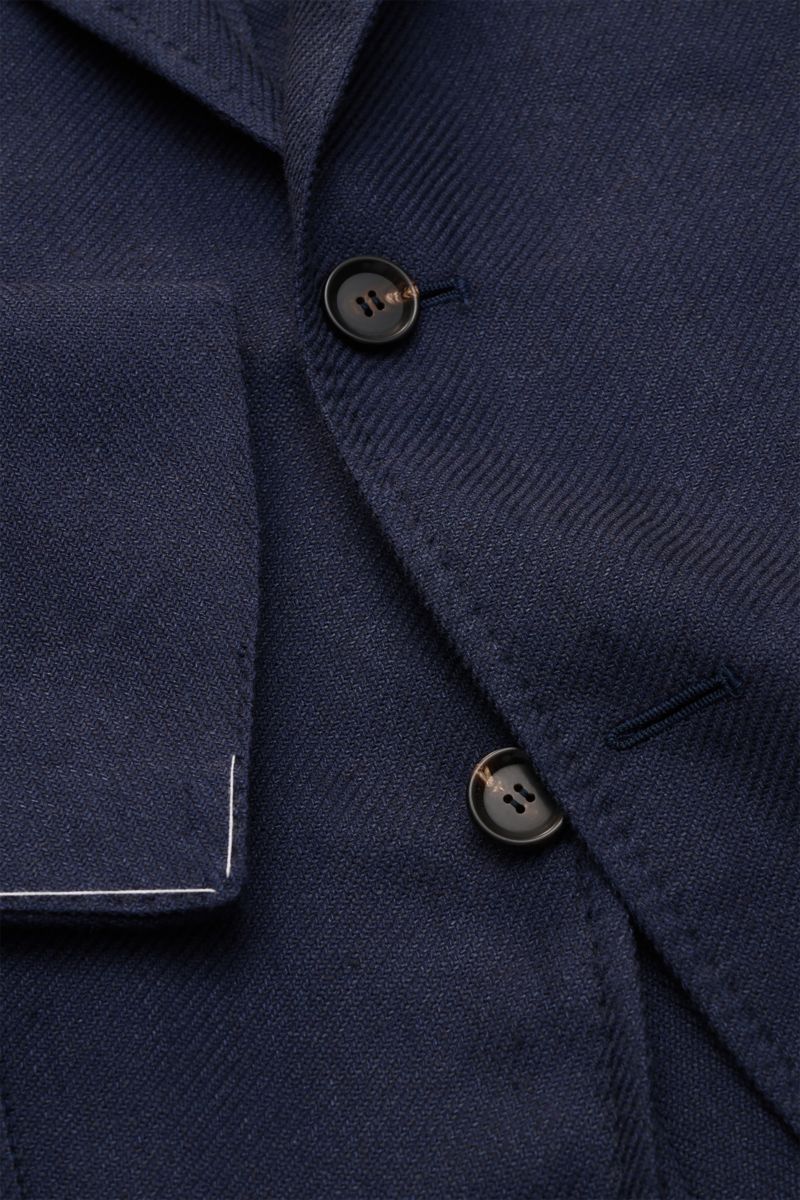 Close-up front view of Sipario Sakko 'Ginza' navy jacket showing buttons, fine textured fabric, and lapel details.

Description: Leichtigkeit mit Stil: Das Sakko 'Ginza' von SIPARIO setzt auf eine reduzierte, ungefütterte Konstruktion Leinen, Seide und