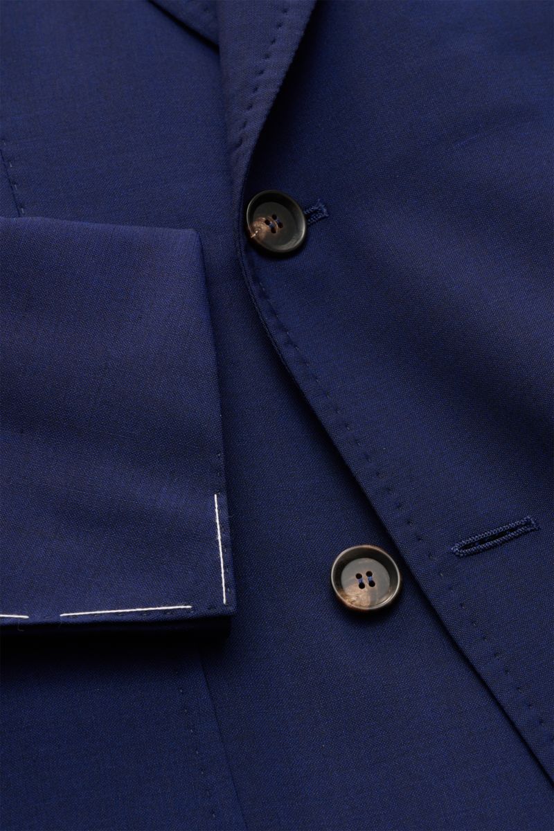 Nahaufnahme des dunkelblauen Sipario Sakko 'Ivan' mit zweireihigem Zwei-Knopf-Stil, Spitzrevers und unfertigen Ärmelabschlüssen.