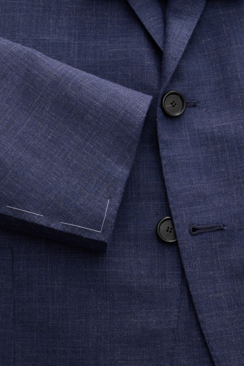 Nahaufnahme eines Cesare Attolini Sakko navy meliert aus Italien, Slim Fit, tailliert, mit fallendem Revers, zwei schwarzen Knöpfen und feinem Woll-, Seiden- und Leinenmix.