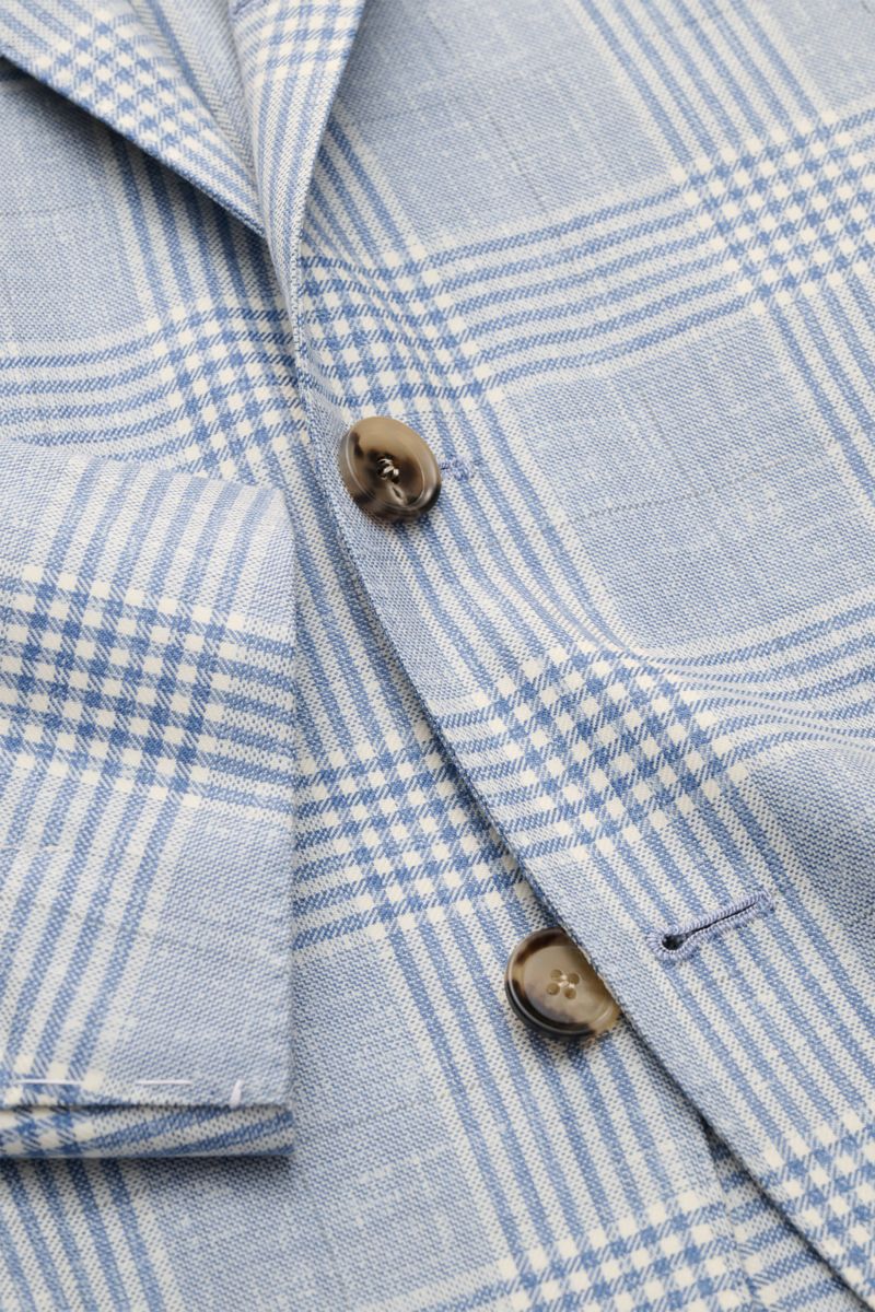 Nahaufnahme des Borrelli Sakkos 'Procida' rauchblau/offwhite kariert aus Wolle mit Cashmere-Anteil, Slim Fit, Glencheck-Muster, tailliert, mit fallendem Revers und drei Knöpfen.