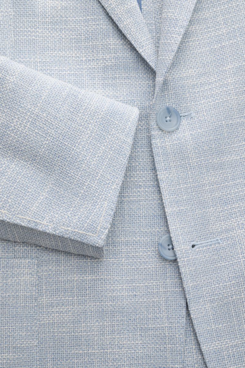 Nahaufnahme des Tagliatore Sakkos 'Monte Carlo' rauchblau/weiß meliert mit Unconstructed-Verarbeitung, Slim Fit, zwei Knöpfen, fallendem Revers und weichem Strukturgewebe.
