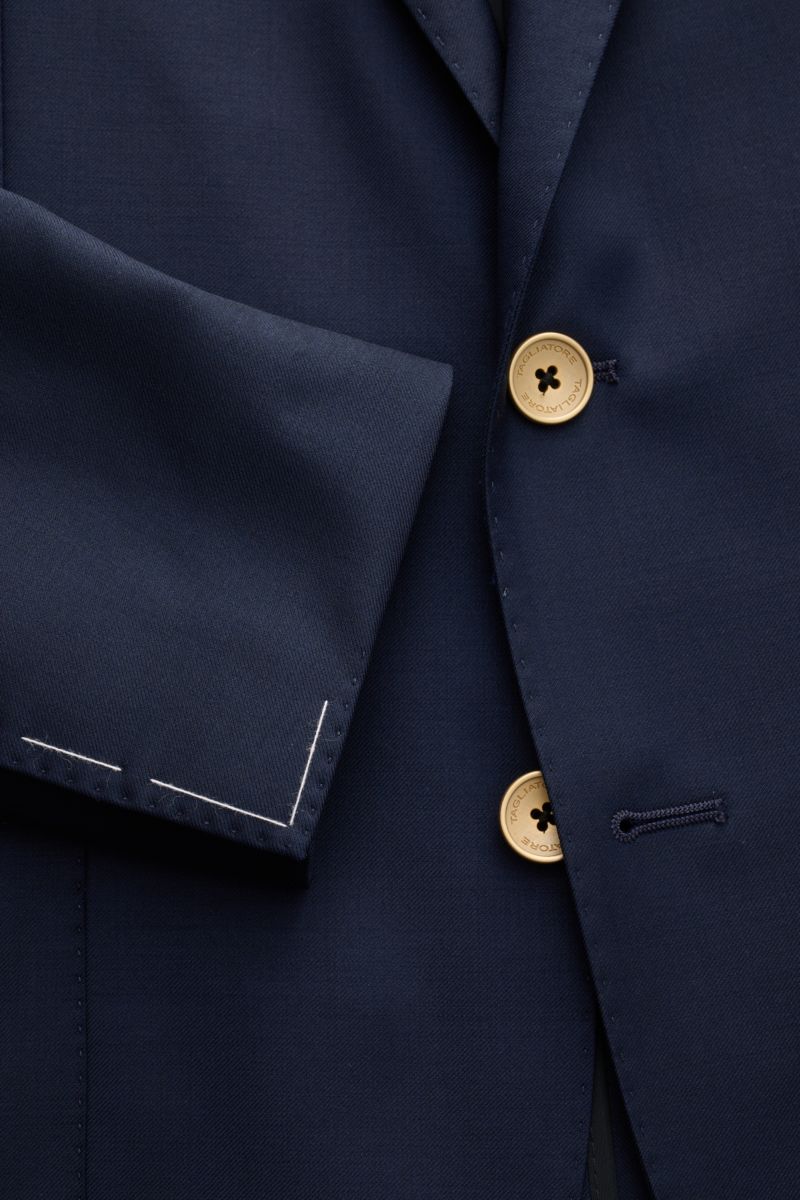 Tagliatore Sakko 'Monte Carlo' navy in Nahaufnahme von Ärmel und zwei goldenen Knöpfen, Super 110'S Schurwolle, Slim Fit, Twill-Struktur.