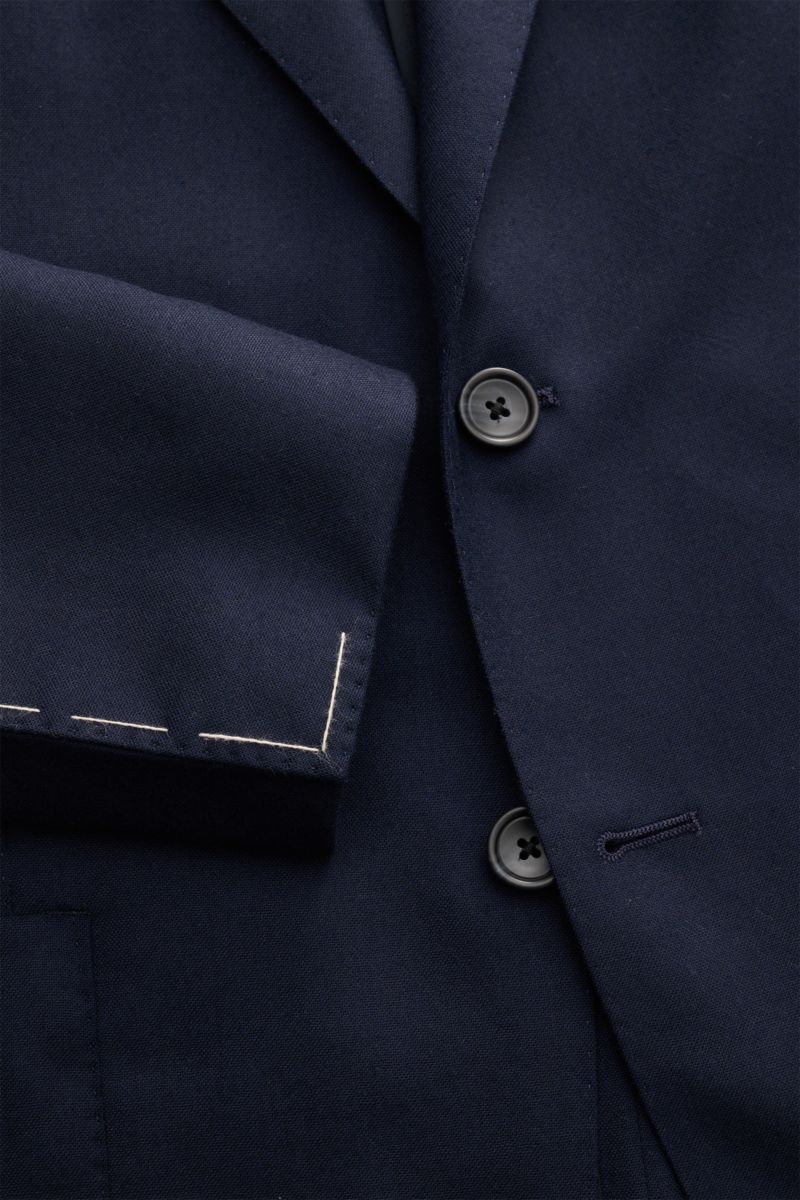Nahaufnahme des Tagliatore Cashmere Sakko 'Monte Carlo' navy in Slim Fit mit tailliertem Zwei-Knopf-Stil, fallendem Revers, Unconstructed Design und sichtbaren weißen Nähten am Ärmelabschluss.