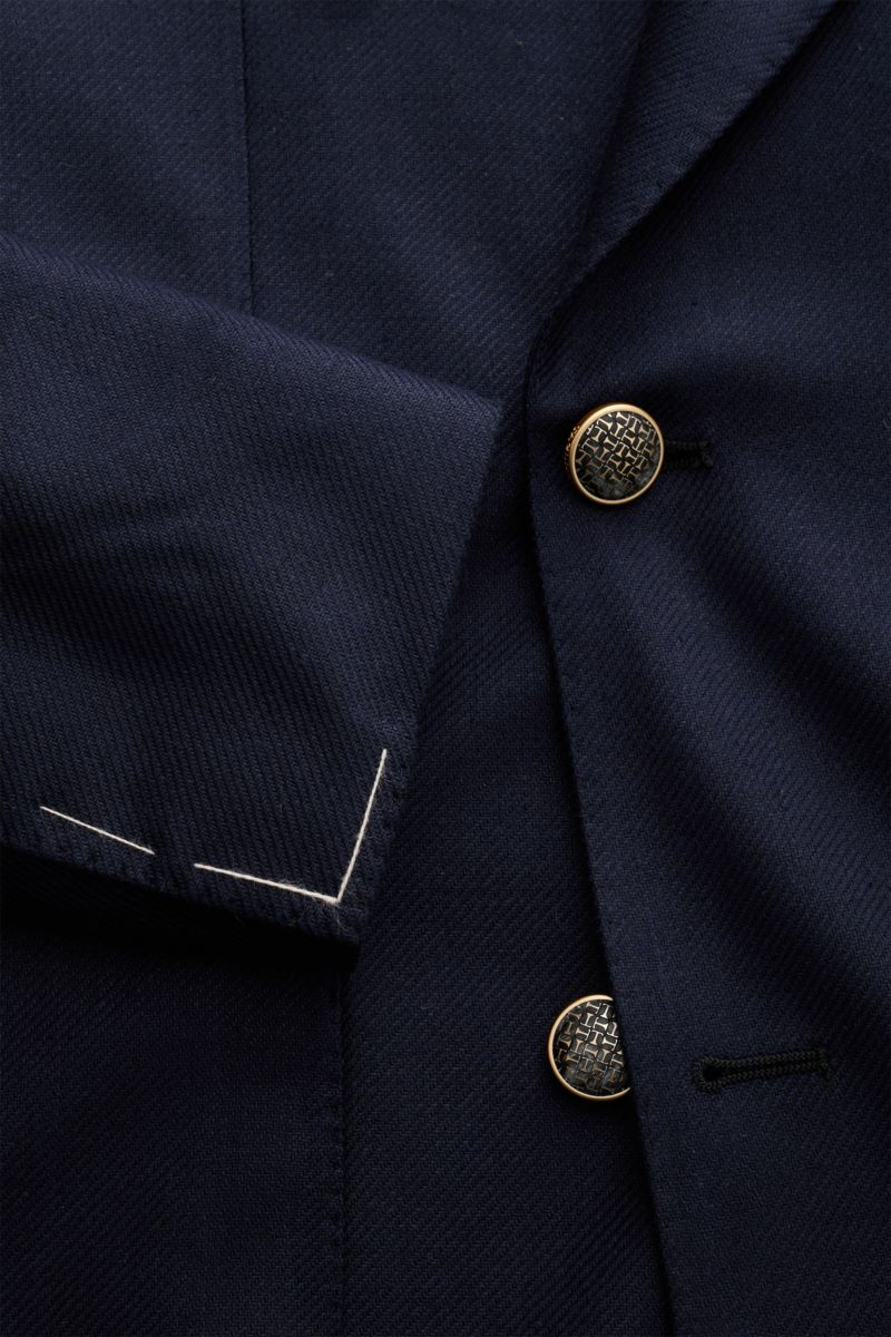 Tagliatore Seidensakko 'Vesuvio' navy in Nahaufnahme von vorne, zeigt zweireihigen Drei-Knopf-Stil, Spatenrevers, markante Webstruktur und weiche reine Seide.