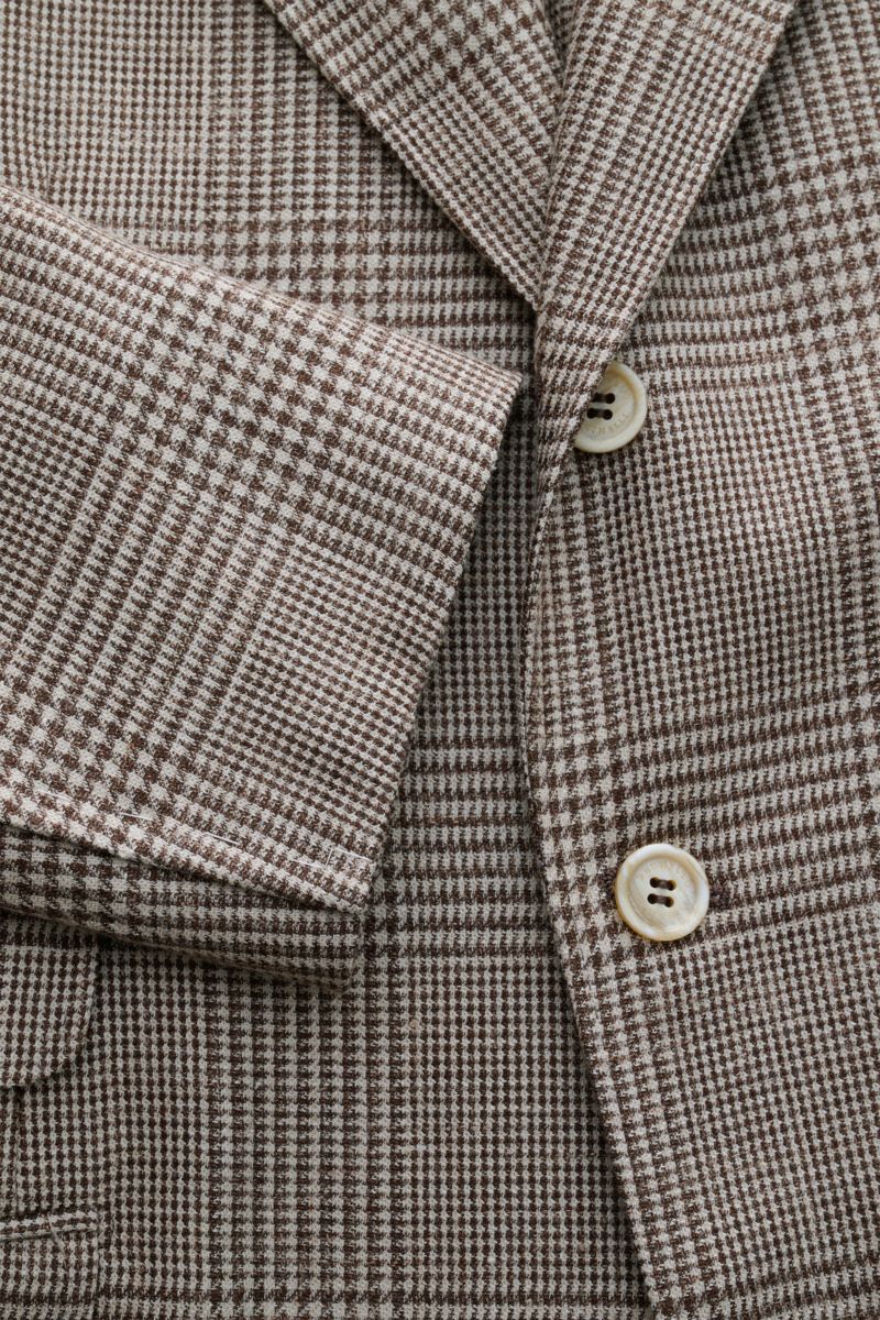Brunello Cucinelli Sakko beige/dunkelbraun kariert, Slim Fit, Drei-Knopf-Stil, Glencheck, Knöpfe, Ärmelsaum, Detailaufnahme frontal.