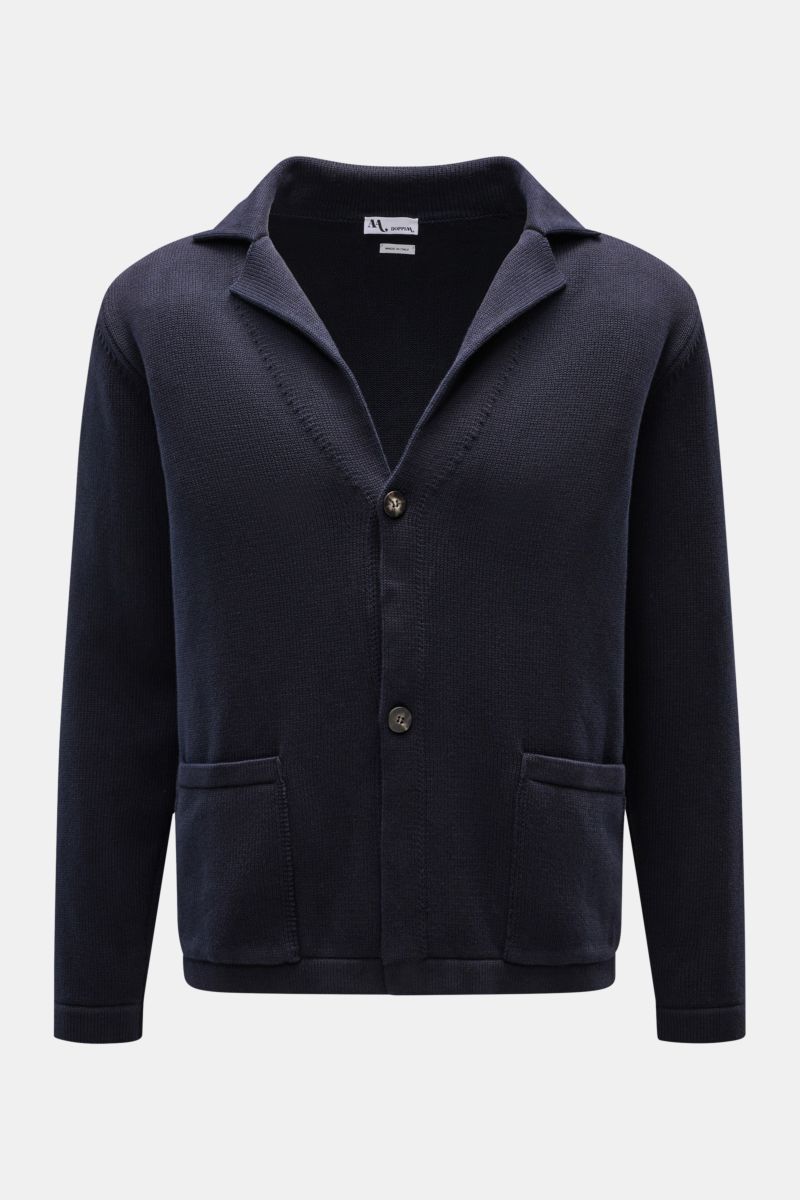 Front view of the Doppiaa Cardigan 'Aalviero' navy in cotton knit, medium-fine knit, regular fit, with two-button placket, knit standing collar, classic breast pocket, and patch hip pockets.

Additional description:
Timeless elegance for the transition
